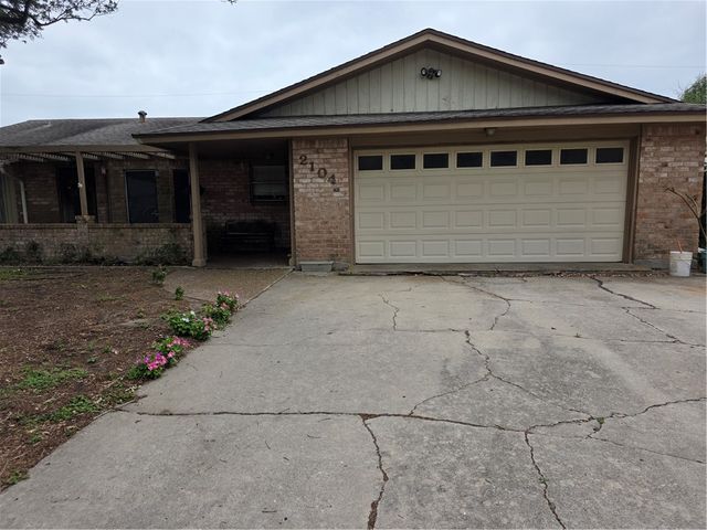 2104 Saint Charles Dr, Portland, TX 78374