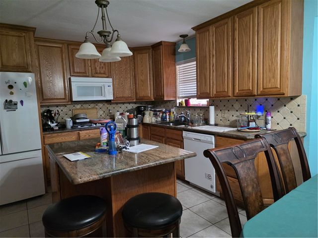 2104 Saint Charles Dr, Portland, TX 78374