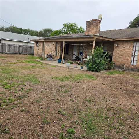 2104 Saint Charles Dr, Portland, TX 78374