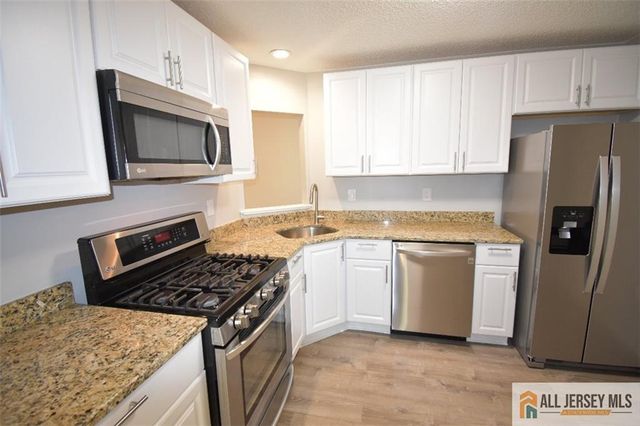 49 Farnham Square, Sayreville, NJ 08859