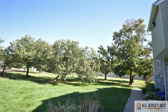 49 Farnham Square, Sayreville, NJ 08859