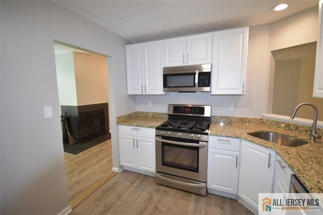 49 Farnham Square, Sayreville, NJ 08859