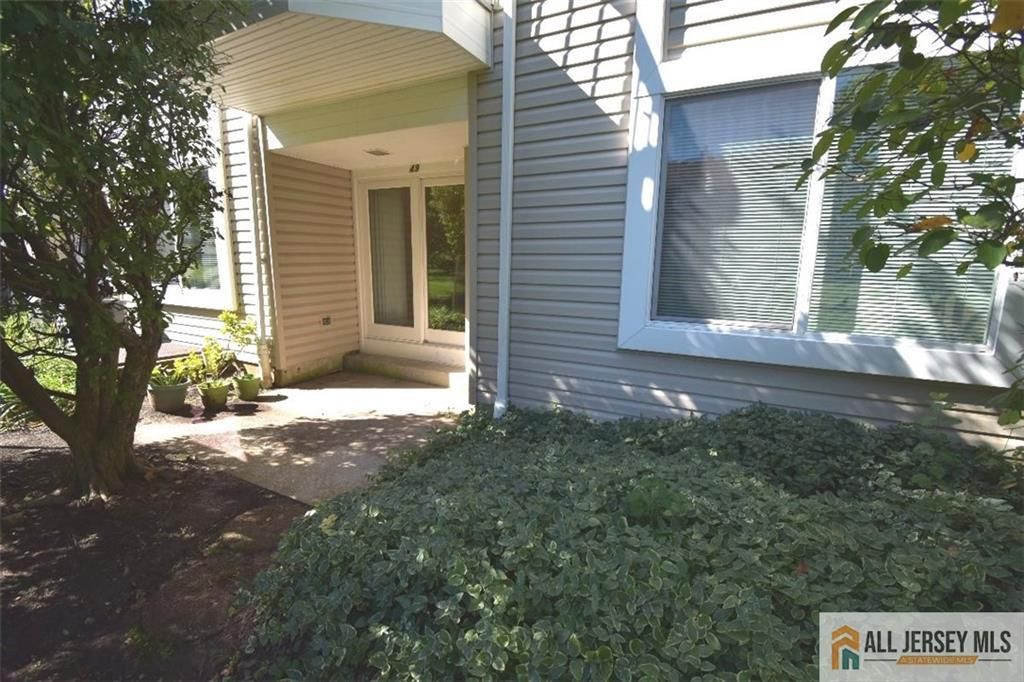 49 Farnham Square, Sayreville, NJ 08859