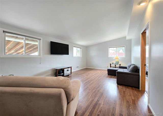 27 Peter Road, Ronkonkoma, NY 11779