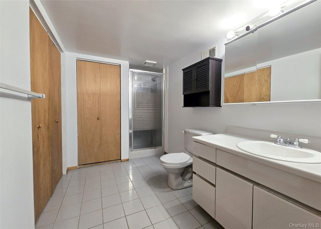 27 Peter Road, Ronkonkoma, NY 11779