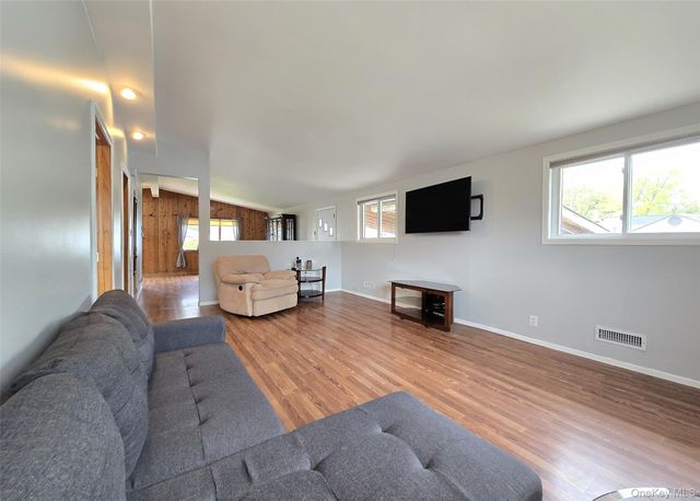 27 Peter Road, Ronkonkoma, NY 11779