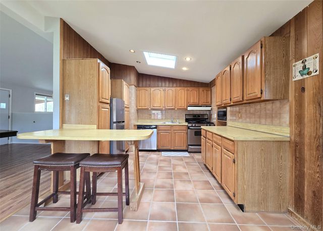 27 Peter Road, Ronkonkoma, NY 11779