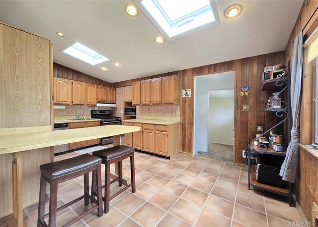 27 Peter Road, Ronkonkoma, NY 11779