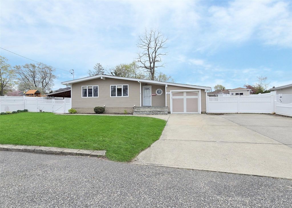 27 Peter Road, Ronkonkoma, NY 11779