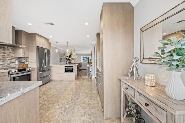 711 N Riverside Drive 302, Pompano Beach, FL 33062