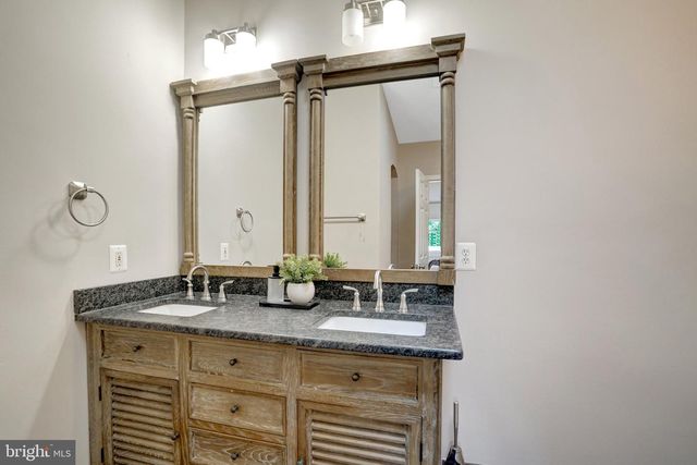 7113 CAROL LN, Falls Church, VA 22042