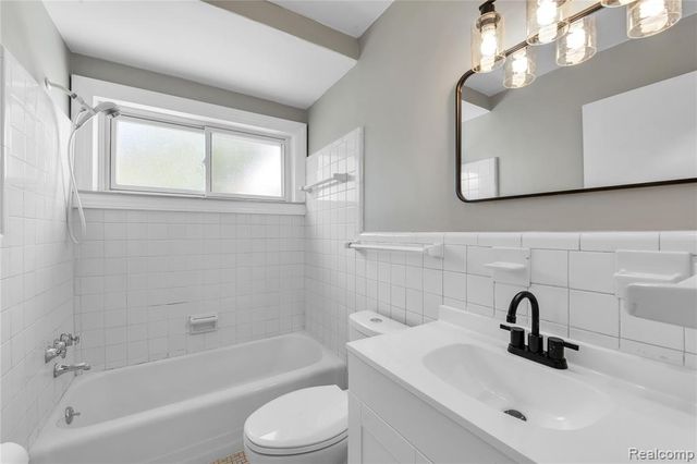 3216 Maplewood Avenue, Royal Oak, MI 48073