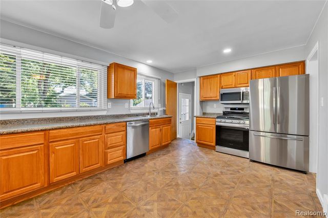 3216 Maplewood Avenue, Royal Oak, MI 48073