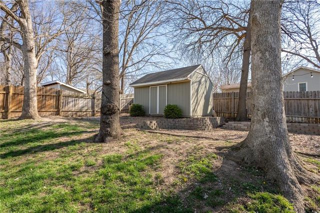 8701 N Winan Avenue, Kansas City, MO 64153