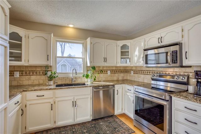 8701 N Winan Avenue, Kansas City, MO 64153