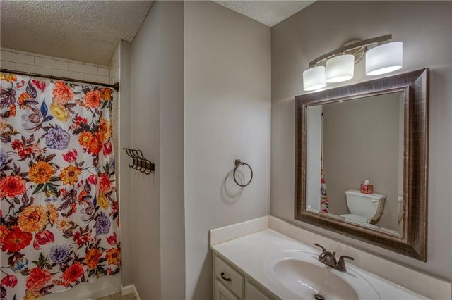 8701 N Winan Avenue, Kansas City, MO 64153