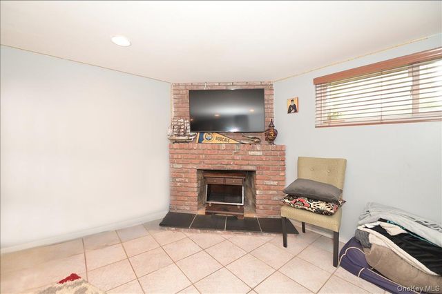 11 Hamilton Drive, Roslyn, NY 11576