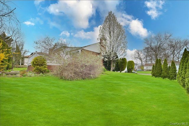 11 Hamilton Drive, Roslyn, NY 11576