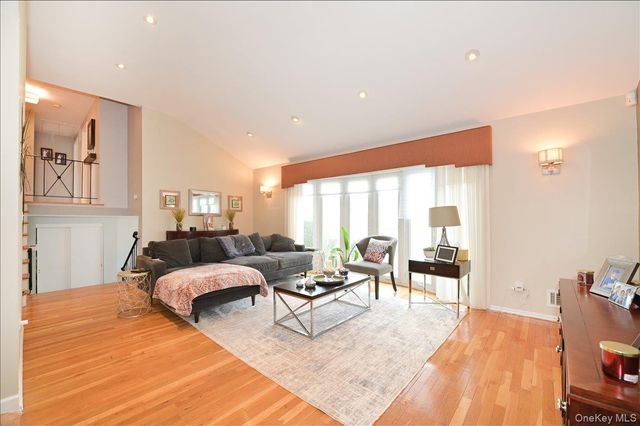 11 Hamilton Drive, Roslyn, NY 11576