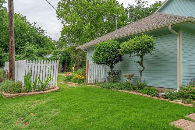 306 Wilson Street, Lake Dallas, TX 75065
