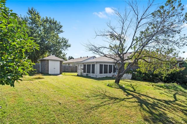 1009 E Linden Street, Rogers, AR 72756