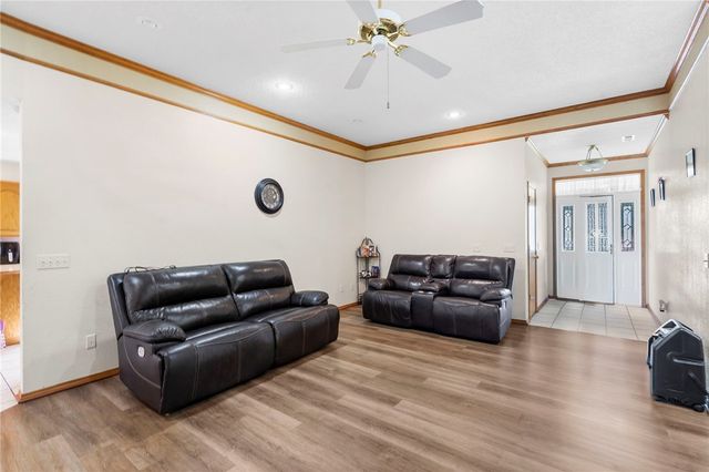 1009 E Linden Street, Rogers, AR 72756