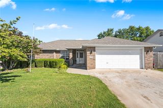 1009 E Linden Street, Rogers, AR 72756