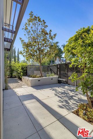 8890 Rosewood Avenue, West Hollywood, CA 90048