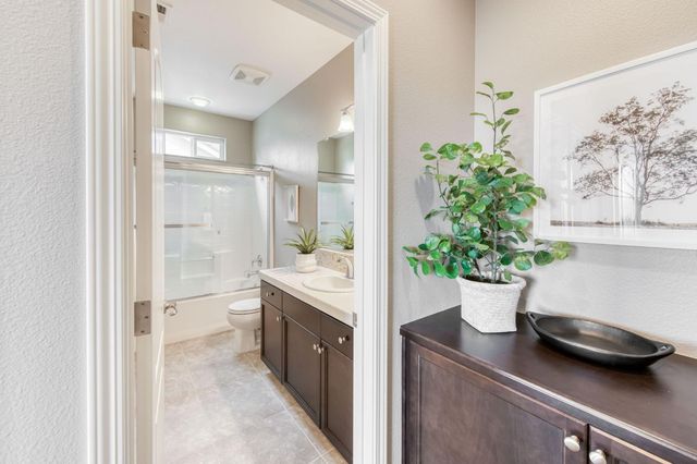 3037 Roche Lane, Clovis, CA 93619