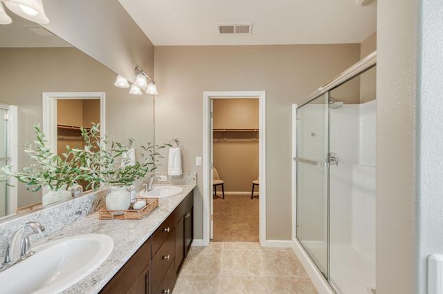 3037 Roche Lane, Clovis, CA 93619