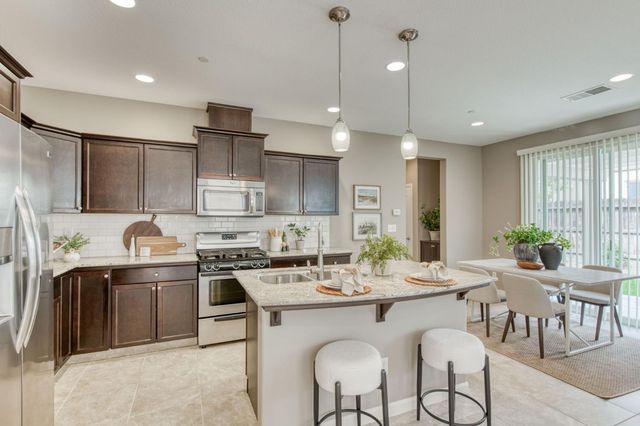 3037 Roche Lane, Clovis, CA 93619