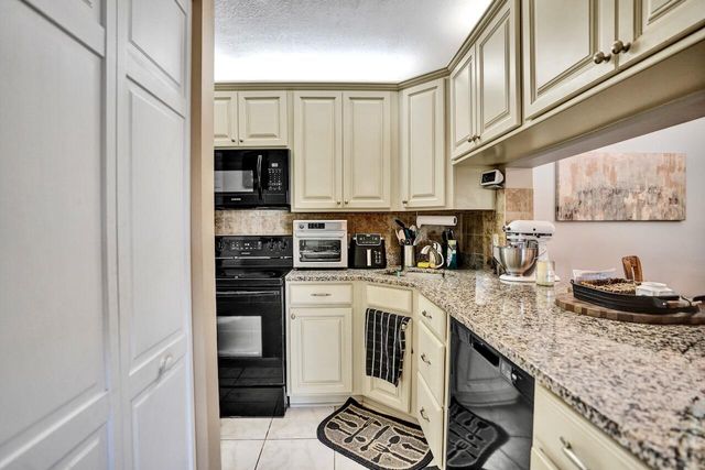 608 Sea Pine Way E2, Greenacres, FL 33415