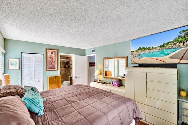 608 Sea Pine Way E2, Greenacres, FL 33415