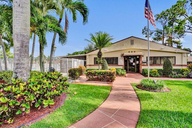 608 Sea Pine Way E2, Greenacres, FL 33415