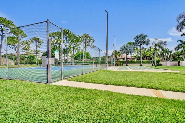608 Sea Pine Way E2, Greenacres, FL 33415