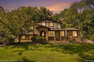 6884 Aeroview Street, West Bloomfield Charter Township, MI 48324