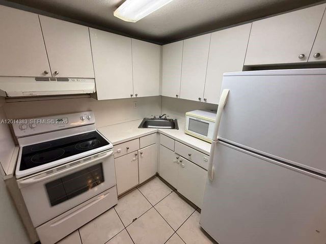 606 W 81st St 316, Hialeah, FL 33014