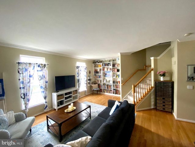 5042 GRIMM DR, Alexandria, VA 22304