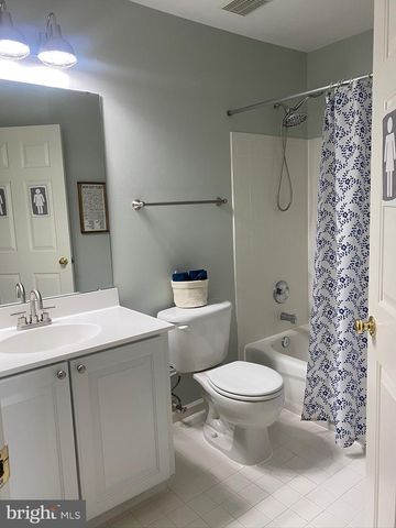 5042 GRIMM DR, Alexandria, VA 22304
