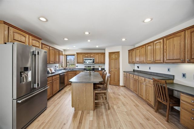 6060 Wayside Circle, Cedar Rapids, IA 52411