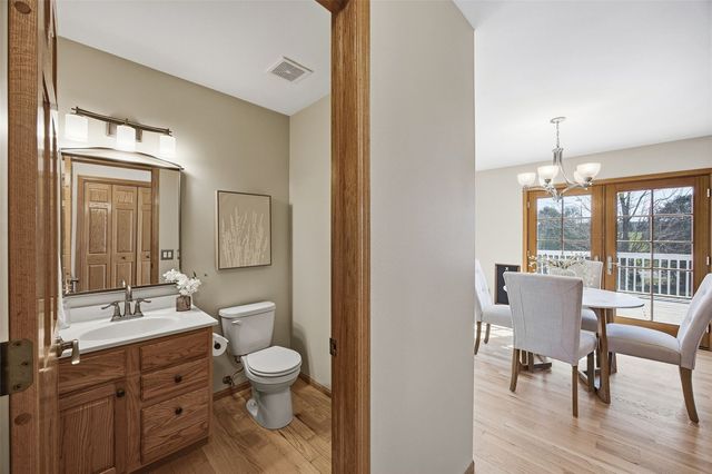 6060 Wayside Circle, Cedar Rapids, IA 52411