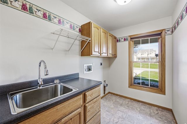6060 Wayside Circle, Cedar Rapids, IA 52411