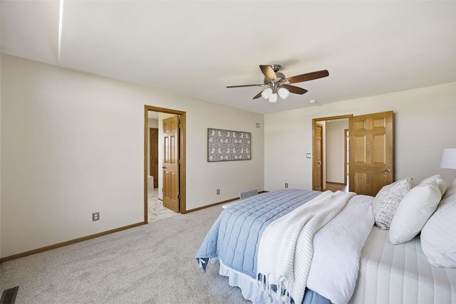 6060 Wayside Circle, Cedar Rapids, IA 52411