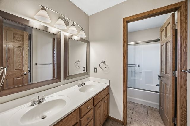 6060 Wayside Circle, Cedar Rapids, IA 52411