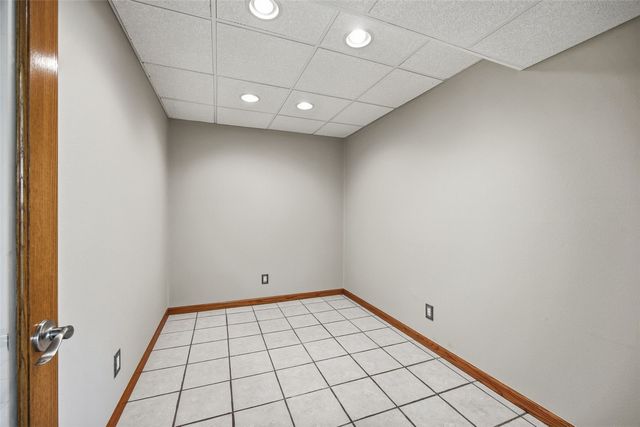 6060 Wayside Circle, Cedar Rapids, IA 52411