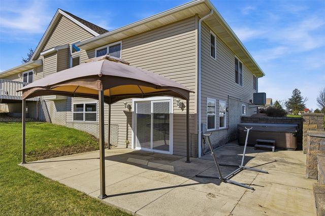 6060 Wayside Circle, Cedar Rapids, IA 52411