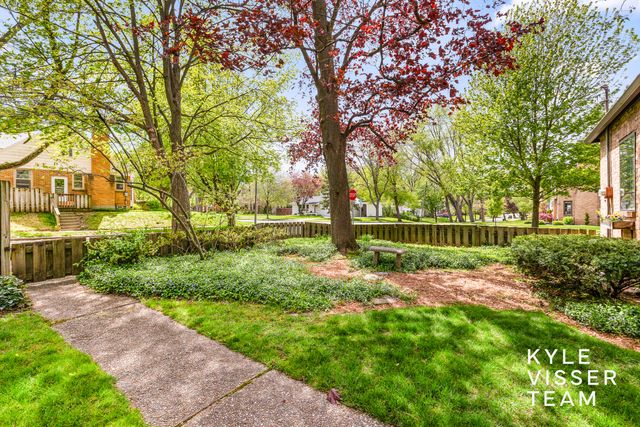 1504 Lake Grove Avenue SE, East Grand Rapids, MI 49506