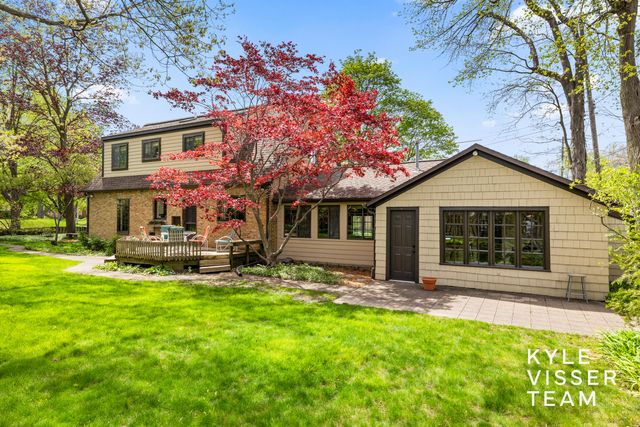 1504 Lake Grove Avenue SE, East Grand Rapids, MI 49506