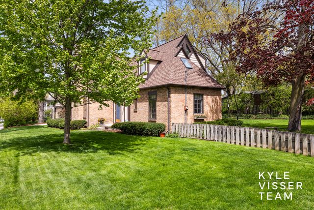1504 Lake Grove Avenue SE, East Grand Rapids, MI 49506