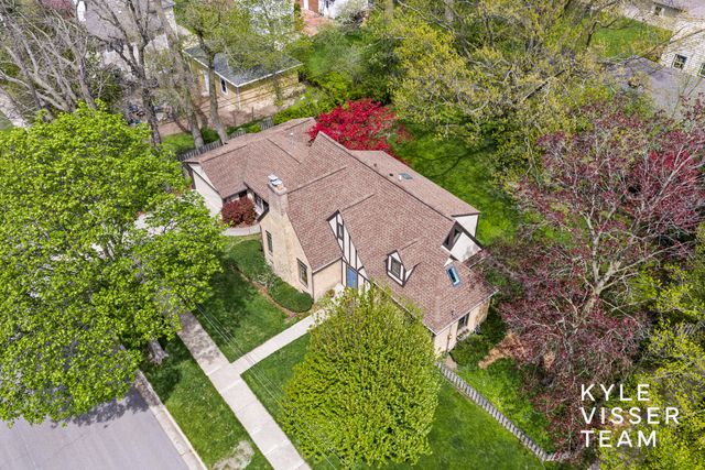 1504 Lake Grove Avenue SE, East Grand Rapids, MI 49506